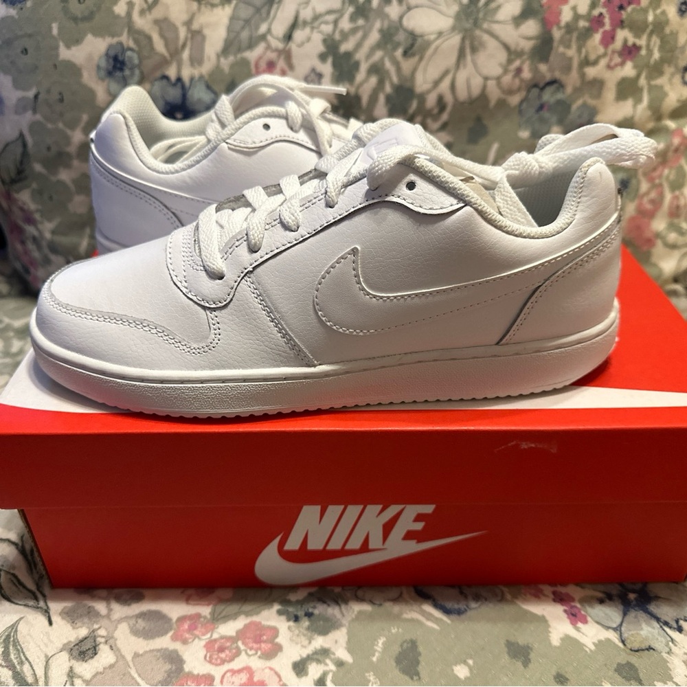 NWB Nike Ebernon Low White Men's 7 / Women's 8.5